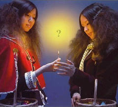 Halca et Yucali chanteuses du groupe, Halcali